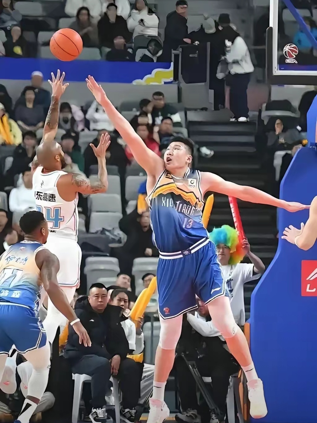 包含赛后体能课后，多伦多猛龙临场应变备战CBA季后赛，质疑声仍在，球探报告显示潜力的词条